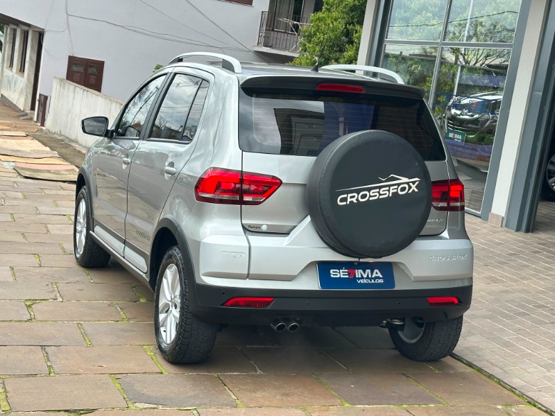 VOLKSWAGEN CROSSFOX 1.6 I-MOTION 2015/2016 SÉTIMA VEÍCULOS GUAPORÉ / Carros no Vale