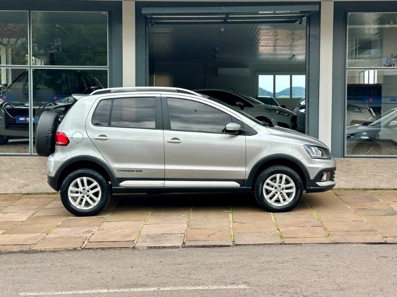 VOLKSWAGEN CROSSFOX 1.6 I-MOTION 2015/2016 SÉTIMA VEÍCULOS GUAPORÉ / Carros no Vale
