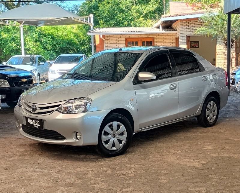 TOYOTA ETIOS 1.5 XS SEDAN 16V FLEX 4P MANUAL 2015/2016 RICARDO VEÍCULOS TEUTÔNIA / Carros no Vale