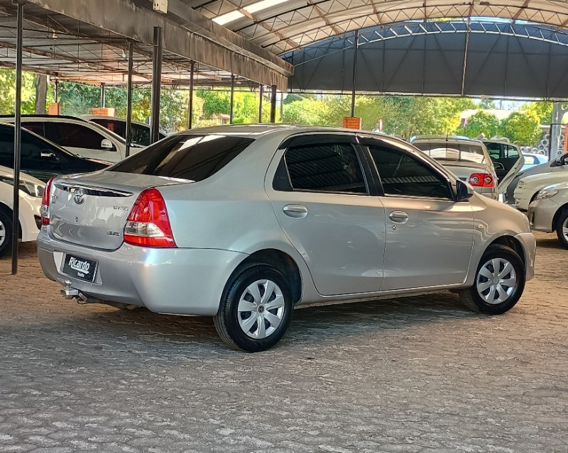 TOYOTA ETIOS 1.5 XS SEDAN 16V FLEX 4P MANUAL 2015/2016 RICARDO VEÍCULOS TEUTÔNIA / Carros no Vale