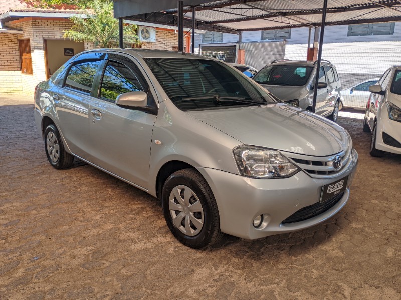 TOYOTA ETIOS 1.5 XS SEDAN 16V FLEX 4P MANUAL 2015/2016 RICARDO VEÍCULOS TEUTÔNIA / Carros no Vale