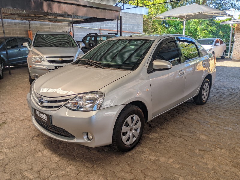 TOYOTA ETIOS 1.5 XS SEDAN 16V FLEX 4P MANUAL 2015/2016 RICARDO VEÍCULOS TEUTÔNIA / Carros no Vale
