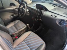 TOYOTA ETIOS 1.5 XS SEDAN 16V FLEX 4P MANUAL 2015/2016 RICARDO VEÍCULOS TEUTÔNIA / Carros no Vale