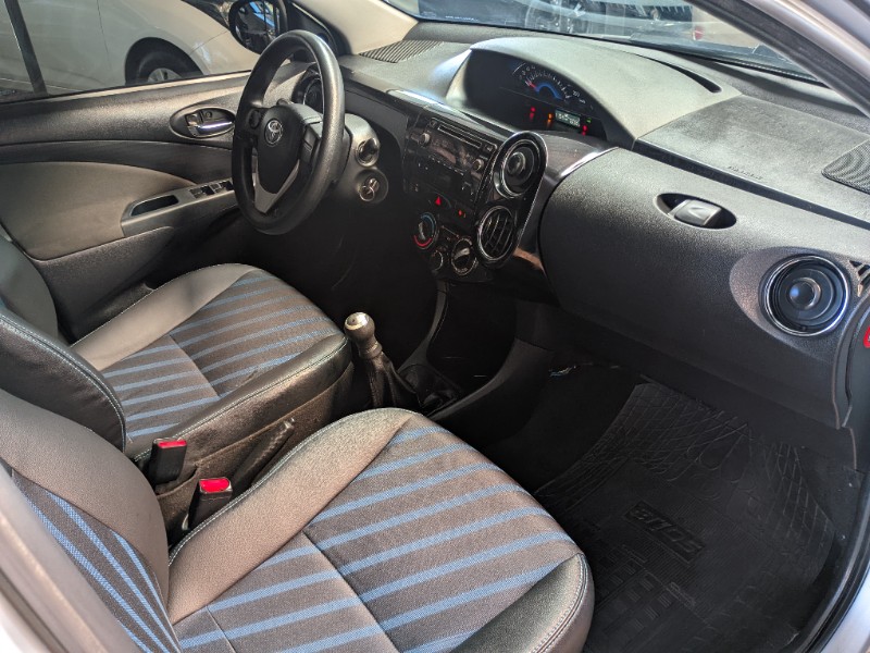 TOYOTA ETIOS 1.5 XS SEDAN 16V FLEX 4P MANUAL 2015/2016 RICARDO VEÍCULOS TEUTÔNIA / Carros no Vale