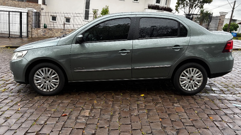 VOLKSWAGEN VOYAGE 1.6 COMFORTLINE 2009/2010 COMPLETO VEÍCULOS GUAPORÉ / Carros no Vale
