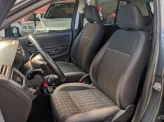 VOLKSWAGEN FOX COMFORTLINE 1.6 FLEX 8V 5P 2015/2016 RICARDO VEÍCULOS TEUTÔNIA / Carros no Vale