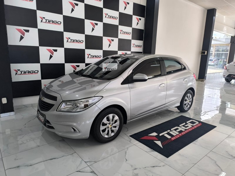 CHEVROLET ONIX 1.0 2018/2018 TIAGO AUTOMÓVEIS VENÂNCIO AIRES / Carros no Vale