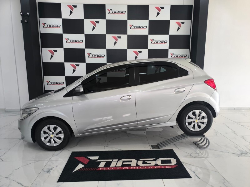 CHEVROLET ONIX 1.0 2018/2018 TIAGO AUTOMÓVEIS VENÂNCIO AIRES / Carros no Vale