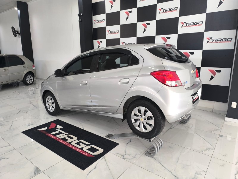CHEVROLET ONIX 1.0 2018/2018 TIAGO AUTOMÓVEIS VENÂNCIO AIRES / Carros no Vale