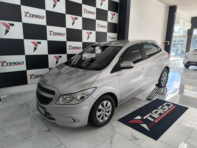CHEVROLET ONIX 1.0 2018/2018 TIAGO AUTOMÓVEIS VENÂNCIO AIRES / Carros no Vale