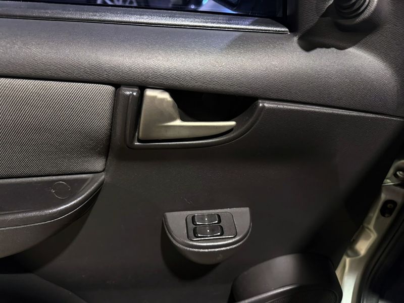Chevrolet Celta 1.0 Lt 2012/2013 SIM VEÍCULOS PORTO ALEGRE / Carros no Vale