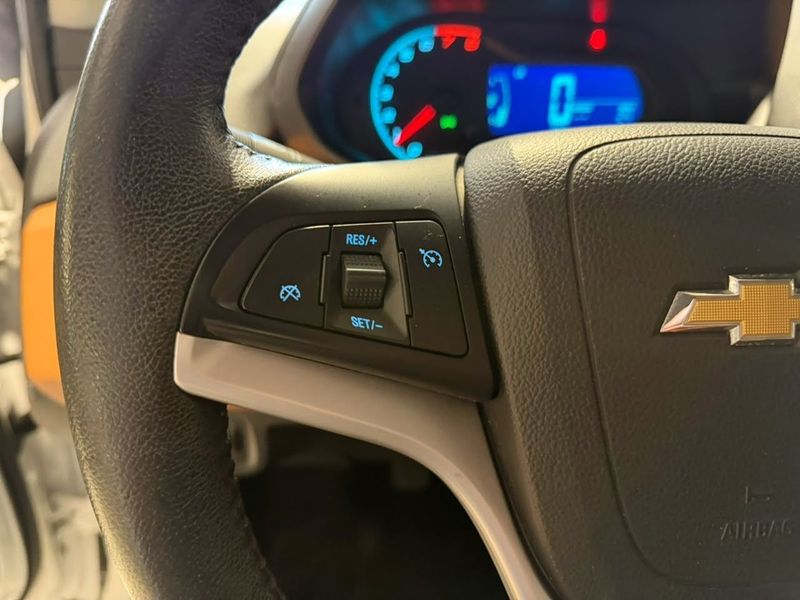 Chevrolet Onix 1.4 Active 2017/2018 SIM VEÍCULOS PORTO ALEGRE / Carros no Vale