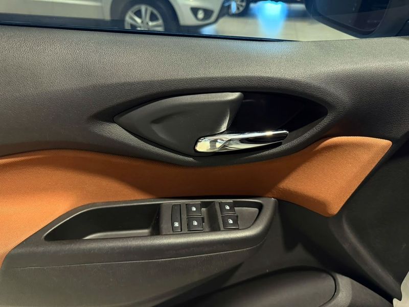 Chevrolet Onix 1.4 Active 2017/2018 SIM VEÍCULOS PORTO ALEGRE / Carros no Vale
