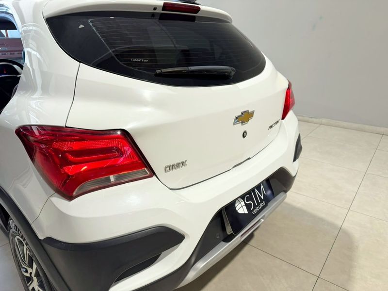 Chevrolet Onix 1.4 Active 2017/2018 SIM VEÍCULOS PORTO ALEGRE / Carros no Vale