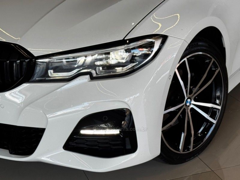 BMW 320I 2.0 MODERN 16V TURBO 2019/2020 GRIFFCAR MULTIMARCAS DOIS IRMÃOS / Carros no Vale
