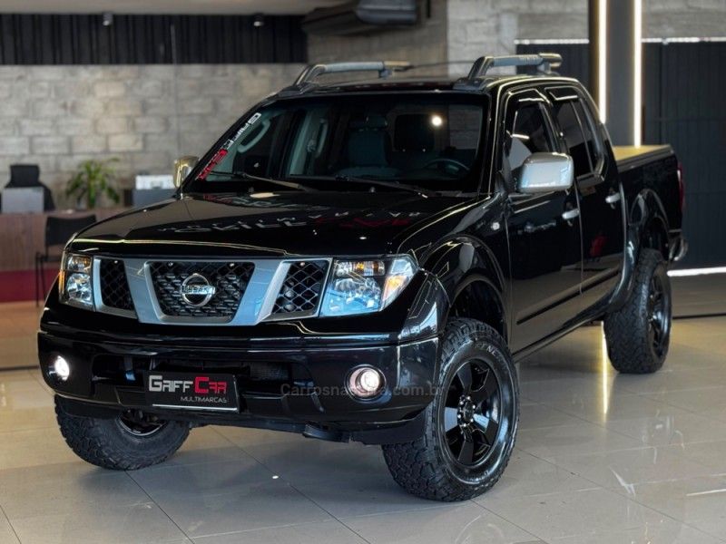 NISSAN FRONTIER 2.5 SE ATTACK 4X4 CD TURBO ELETRONIC 2012/2013 GRIFFCAR MULTIMARCAS DOIS IRMÃOS / Carros no Vale