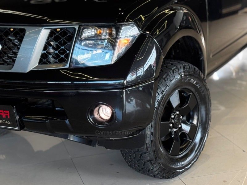 NISSAN FRONTIER 2.5 SE ATTACK 4X4 CD TURBO ELETRONIC 2012/2013 GRIFFCAR MULTIMARCAS DOIS IRMÃOS / Carros no Vale