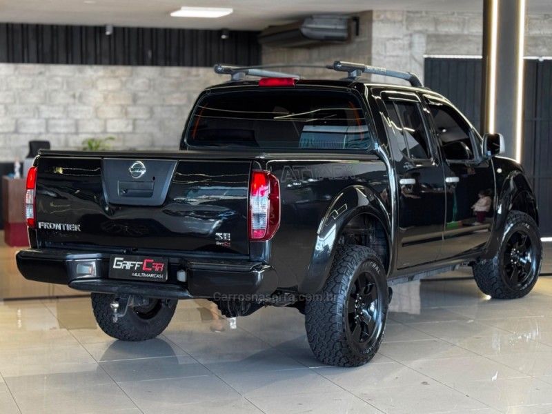 NISSAN FRONTIER 2.5 SE ATTACK 4X4 CD TURBO ELETRONIC 2012/2013 GRIFFCAR MULTIMARCAS DOIS IRMÃOS / Carros no Vale