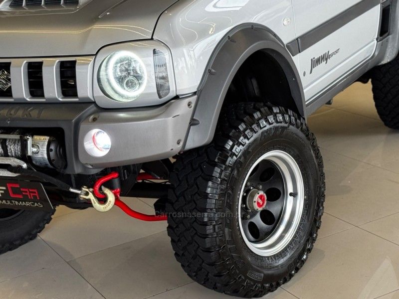 SUZUKI JIMNY 1.3 4SPORT 4X4 16V 2014/2015 GRIFFCAR MULTIMARCAS DOIS IRMÃOS / Carros no Vale