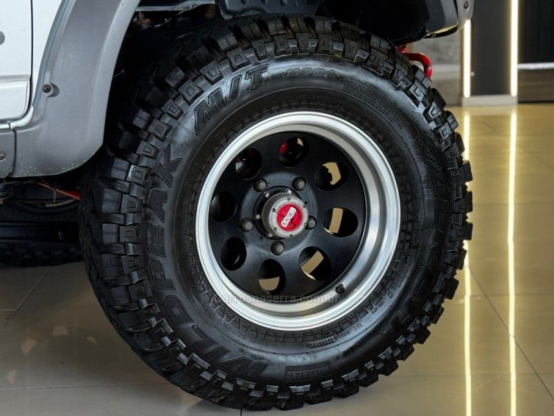 SUZUKI JIMNY 1.3 4SPORT 4X4 16V 2014/2015 GRIFFCAR MULTIMARCAS DOIS IRMÃOS / Carros no Vale