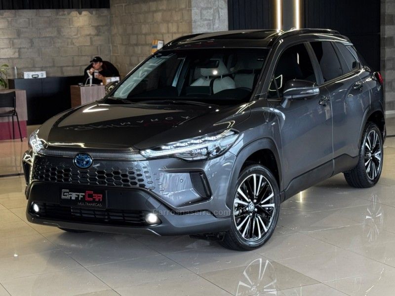 TOYOTA COROLLA 1.8 CROSS XRX 16V HÍBRIDO 2025/2026 GRIFFCAR MULTIMARCAS DOIS IRMÃOS / Carros no Vale TOYOTA COROLLA 1.8 CROSS XRX 16V HÍBRIDO 2025/2026 GRIFFCAR MULTIMARCAS DOIS IRMÃOS / Carros no Vale