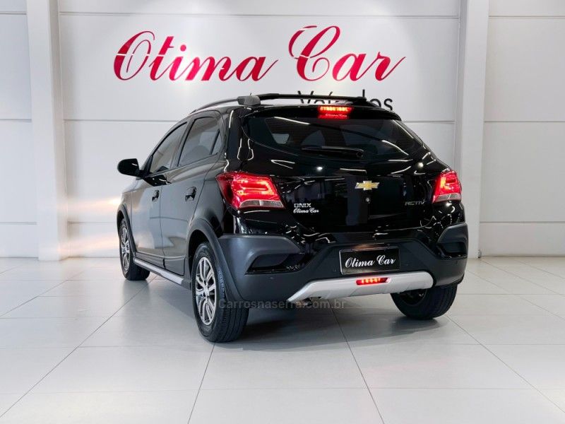 CHEVROLET ONIX 1.4 MPFI ACTIV 8V 2017/2018 ÓTIMA CAR FLORES DA CUNHA / Carros no Vale