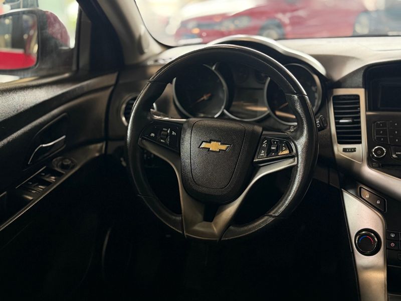 CHEVROLET CRUZE 1.8 LT SPORT6 16V 2013/2014 LEHMEN VEÍCULOS VENÂNCIO AIRES / Carros no Vale CHEVROLET CRUZE 1.8 LT SPORT6 16V 2013/2014 LEHMEN VEÍCULOS VENÂNCIO AIRES / Carros no Vale