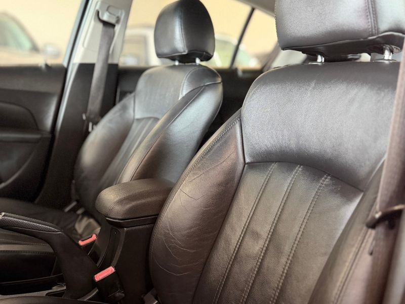 CHEVROLET CRUZE 1.8 LT SPORT6 16V 2013/2014 LEHMEN VEÍCULOS VENÂNCIO AIRES / Carros no Vale CHEVROLET CRUZE 1.8 LT SPORT6 16V 2013/2014 LEHMEN VEÍCULOS VENÂNCIO AIRES / Carros no Vale