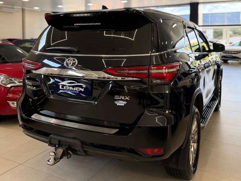 TOYOTA HILUX SW4 2.8 D-4D TURBO SRX 7L 4X4 2021/2021 LEHMEN VEÍCULOS VENÂNCIO AIRES / Carros no Vale