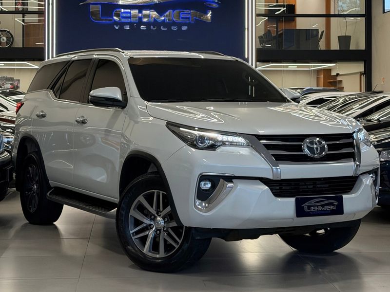 TOYOTA HILUX SW4 2.8 SRX 4X4 16V TURBO INTERCOOLER 2018/2019 LEHMEN VEÍCULOS VENÂNCIO AIRES / Carros no Vale