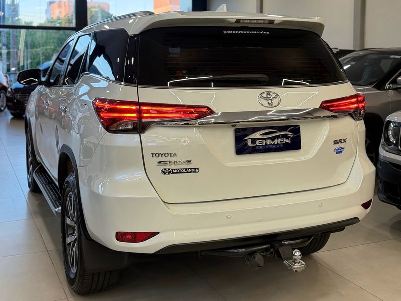 TOYOTA HILUX SW4 2.8 SRX 4X4 16V TURBO INTERCOOLER 2018/2019 LEHMEN VEÍCULOS VENÂNCIO AIRES / Carros no Vale