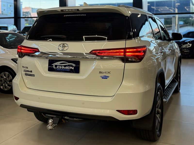 TOYOTA HILUX SW4 2.8 SRX 4X4 16V TURBO INTERCOOLER 2018/2019 LEHMEN VEÍCULOS VENÂNCIO AIRES / Carros no Vale