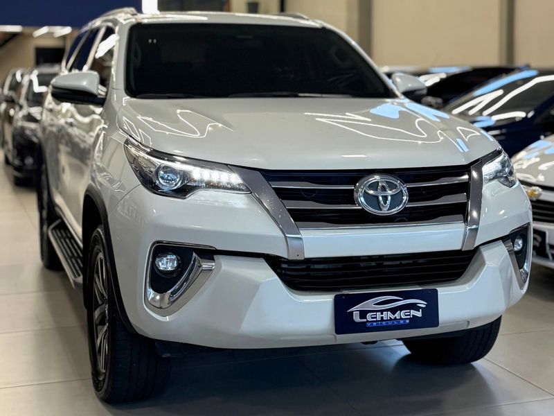 TOYOTA HILUX SW4 2.8 SRX 4X4 16V TURBO INTERCOOLER 2018/2019 LEHMEN VEÍCULOS VENÂNCIO AIRES / Carros no Vale