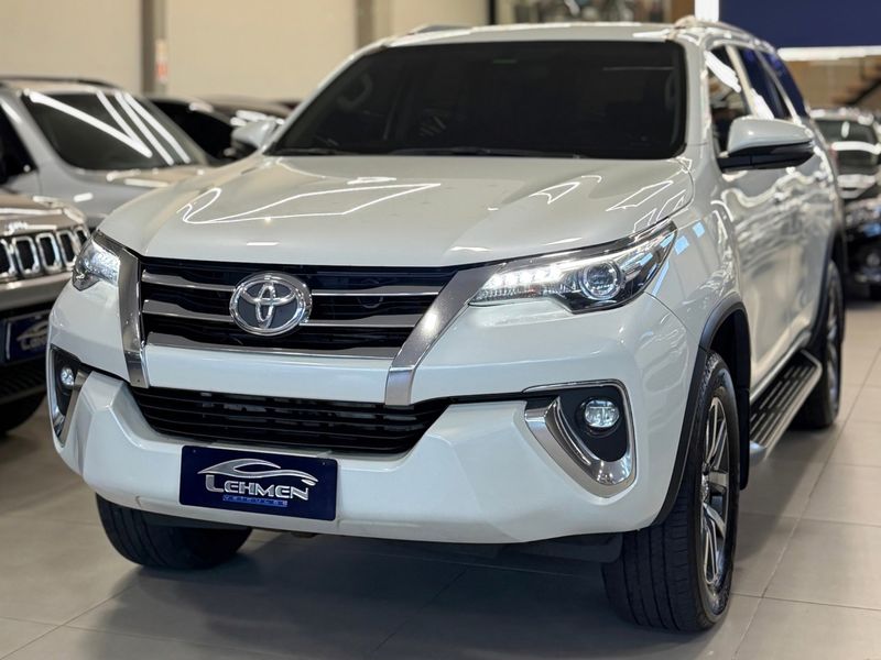 TOYOTA HILUX SW4 2.8 SRX 4X4 16V TURBO INTERCOOLER 2018/2019 LEHMEN VEÍCULOS VENÂNCIO AIRES / Carros no Vale