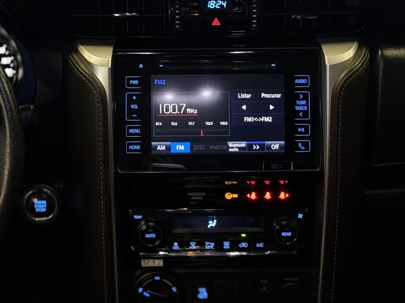 TOYOTA HILUX SW4 2.8 SRX 4X4 16V TURBO INTERCOOLER 2018/2019 LEHMEN VEÍCULOS VENÂNCIO AIRES / Carros no Vale
