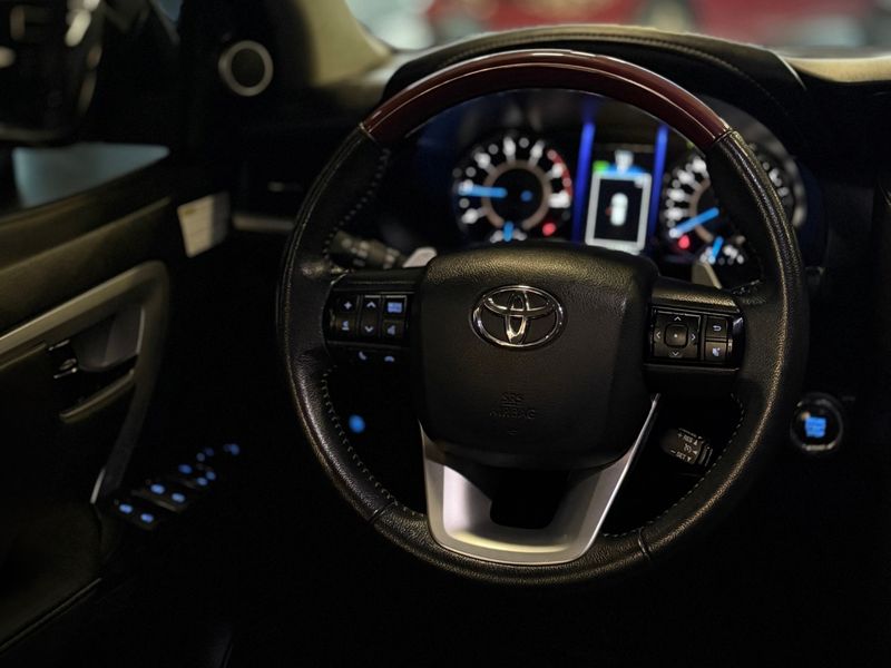 TOYOTA HILUX SW4 2.8 SRX 4X4 16V TURBO INTERCOOLER 2018/2019 LEHMEN VEÍCULOS VENÂNCIO AIRES / Carros no Vale