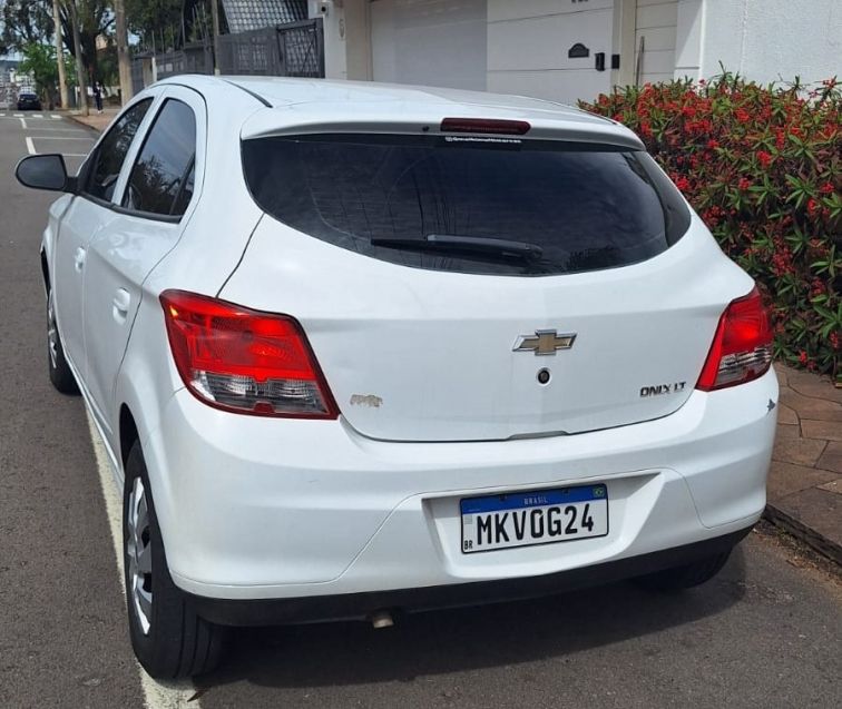 Chevrolet ONIX 1.0 MPFI LT 8V FLEX 4P MANUAL 2013/2013 CAMINHÕES & CAMIONETAS PASSO FUNDO / Carros no Vale