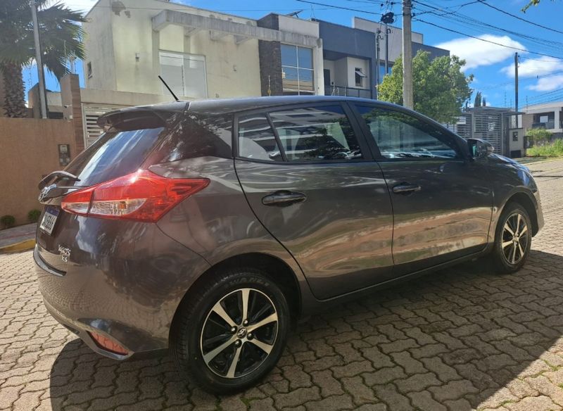 Toyota YARIS 1.5 16V FLEX XS CONNECT MULTIDRIVE 2021/2022 CAMINHÕES & CAMIONETAS PASSO FUNDO / Carros no Vale