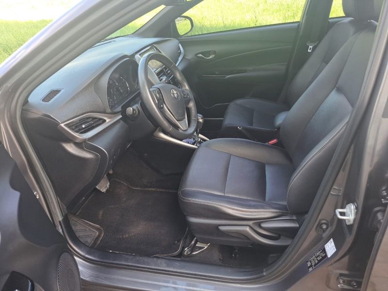Toyota YARIS 1.5 16V FLEX XS CONNECT MULTIDRIVE 2021/2022 CAMINHÕES & CAMIONETAS PASSO FUNDO / Carros no Vale
