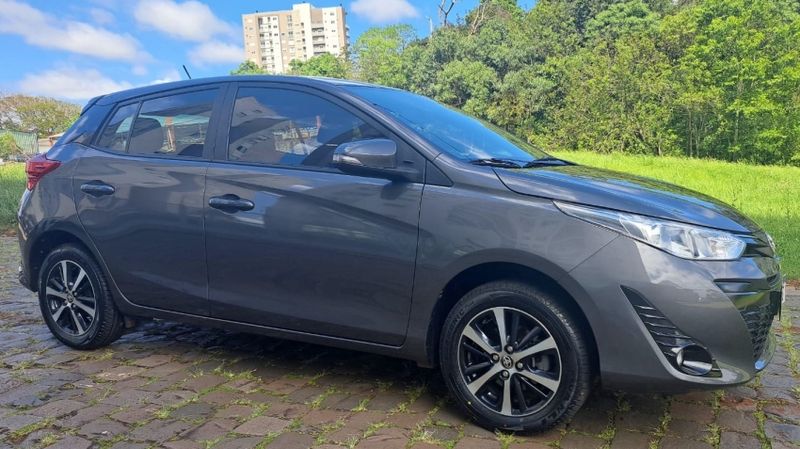 Toyota YARIS 1.5 16V FLEX XS CONNECT MULTIDRIVE 2021/2022 CAMINHÕES & CAMIONETAS PASSO FUNDO / Carros no Vale