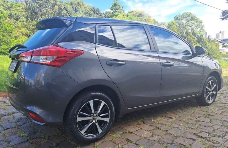 Toyota YARIS 1.5 16V FLEX XS CONNECT MULTIDRIVE 2021/2022 CAMINHÕES & CAMIONETAS PASSO FUNDO / Carros no Vale