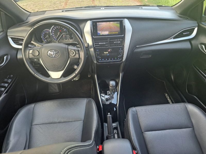 Toyota YARIS 1.5 16V FLEX XS CONNECT MULTIDRIVE 2021/2022 CAMINHÕES & CAMIONETAS PASSO FUNDO / Carros no Vale
