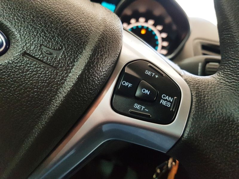 Ford FIESTA 1.6 TITANIUM HATCH 16V FLEX 4P POWERSHIFT 2017/2017 ADVANT AUTOMÓVEIS CAXIAS DO SUL / Carros no Vale
