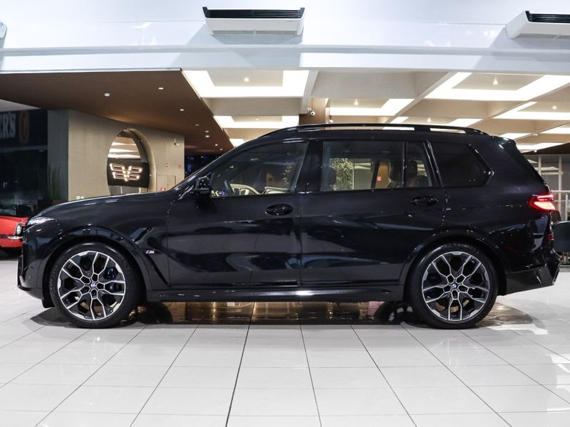 BMW X7 4.4 V8 GASOLINA M60i STEPTRONIC 2023/2024 VIA BELLA VEÍCULOS ESPECIAIS CAXIAS DO SUL / Carros no Vale