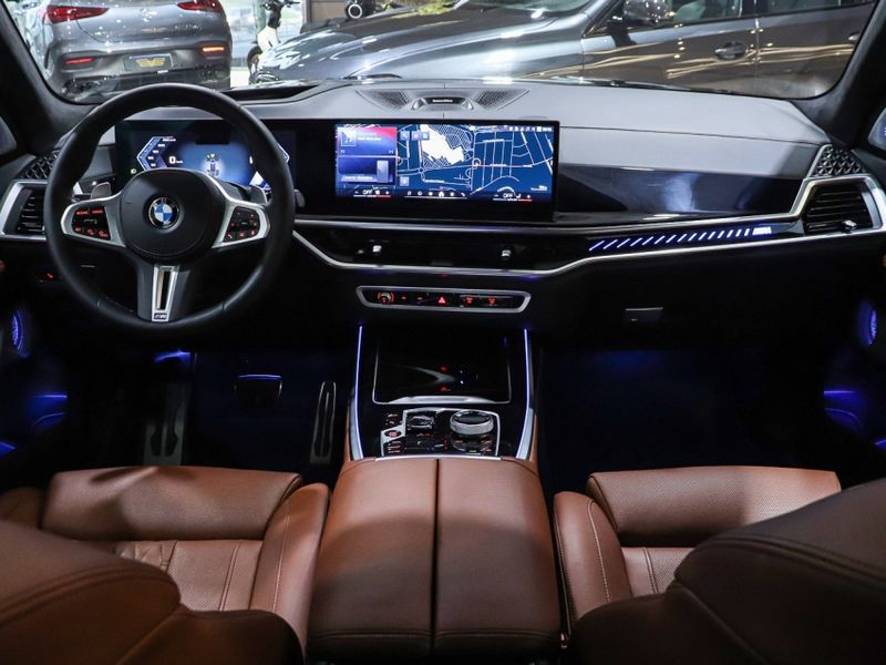 BMW X7 4.4 V8 GASOLINA M60i STEPTRONIC 2023/2024 VIA BELLA VEÍCULOS ESPECIAIS CAXIAS DO SUL / Carros no Vale