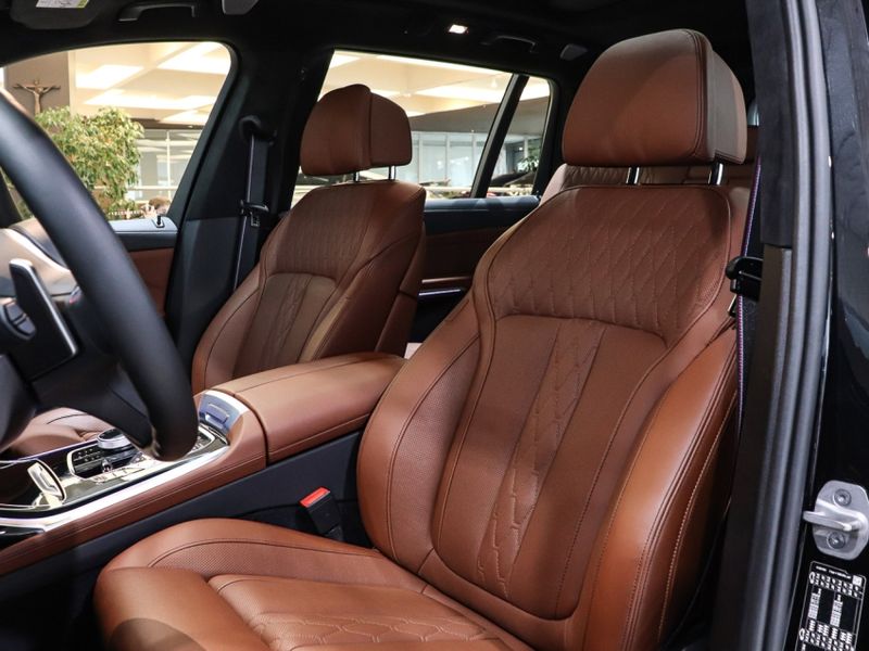BMW X7 4.4 V8 GASOLINA M60i STEPTRONIC 2023/2024 VIA BELLA VEÍCULOS ESPECIAIS CAXIAS DO SUL / Carros no Vale