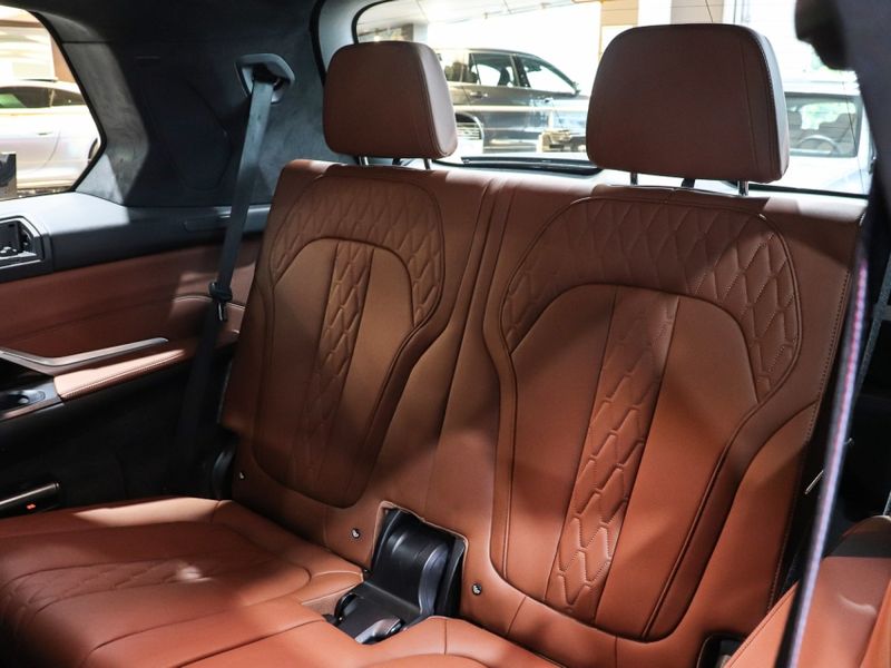BMW X7 4.4 V8 GASOLINA M60i STEPTRONIC 2023/2024 VIA BELLA VEÍCULOS ESPECIAIS CAXIAS DO SUL / Carros no Vale