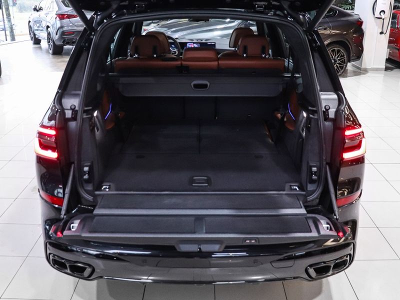 BMW X7 4.4 V8 GASOLINA M60i STEPTRONIC 2023/2024 VIA BELLA VEÍCULOS ESPECIAIS CAXIAS DO SUL / Carros no Vale