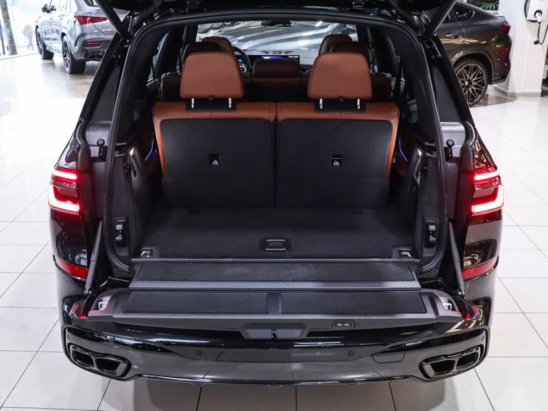 BMW X7 4.4 V8 GASOLINA M60i STEPTRONIC 2023/2024 VIA BELLA VEÍCULOS ESPECIAIS CAXIAS DO SUL / Carros no Vale