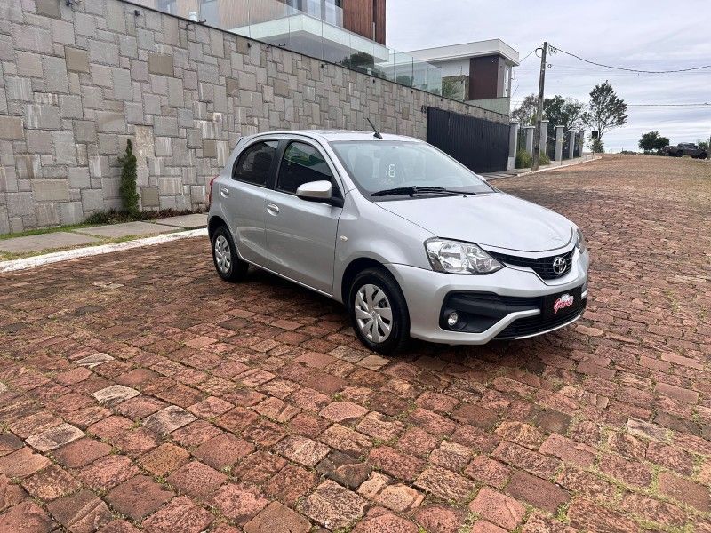 Toyota ETIOS XS 1.5 2018 GRASSI VEÍCULOS LAJEADO / Carros no Vale